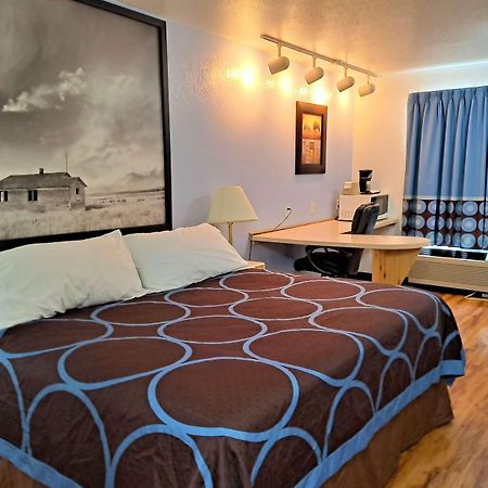Super 8 By Wyndham Three Hills Ab Hotel Екстериор снимка