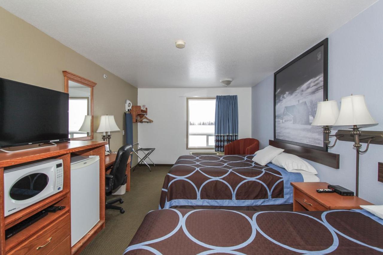 Super 8 By Wyndham Three Hills Ab Hotel Екстериор снимка