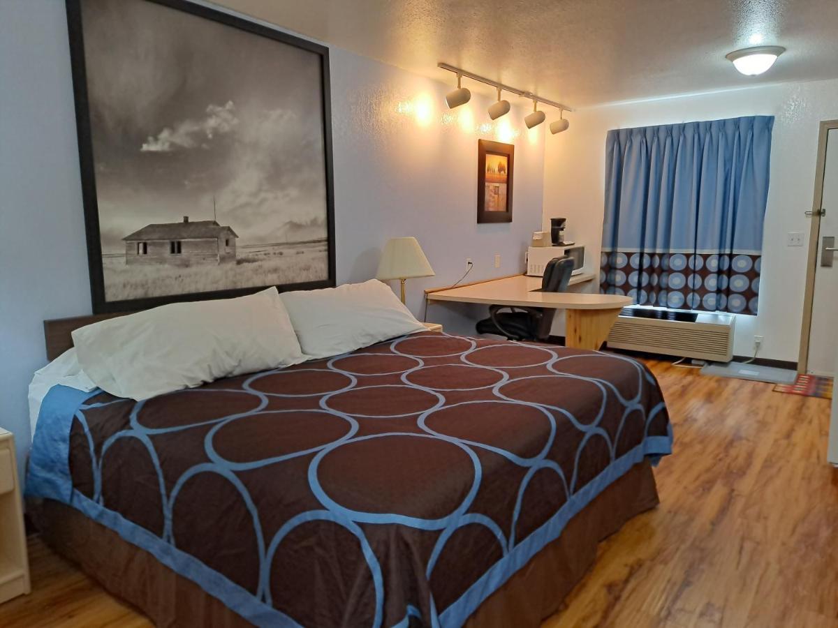 Super 8 By Wyndham Three Hills Ab Hotel Екстериор снимка