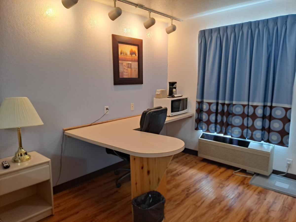 Super 8 By Wyndham Three Hills Ab Hotel Екстериор снимка