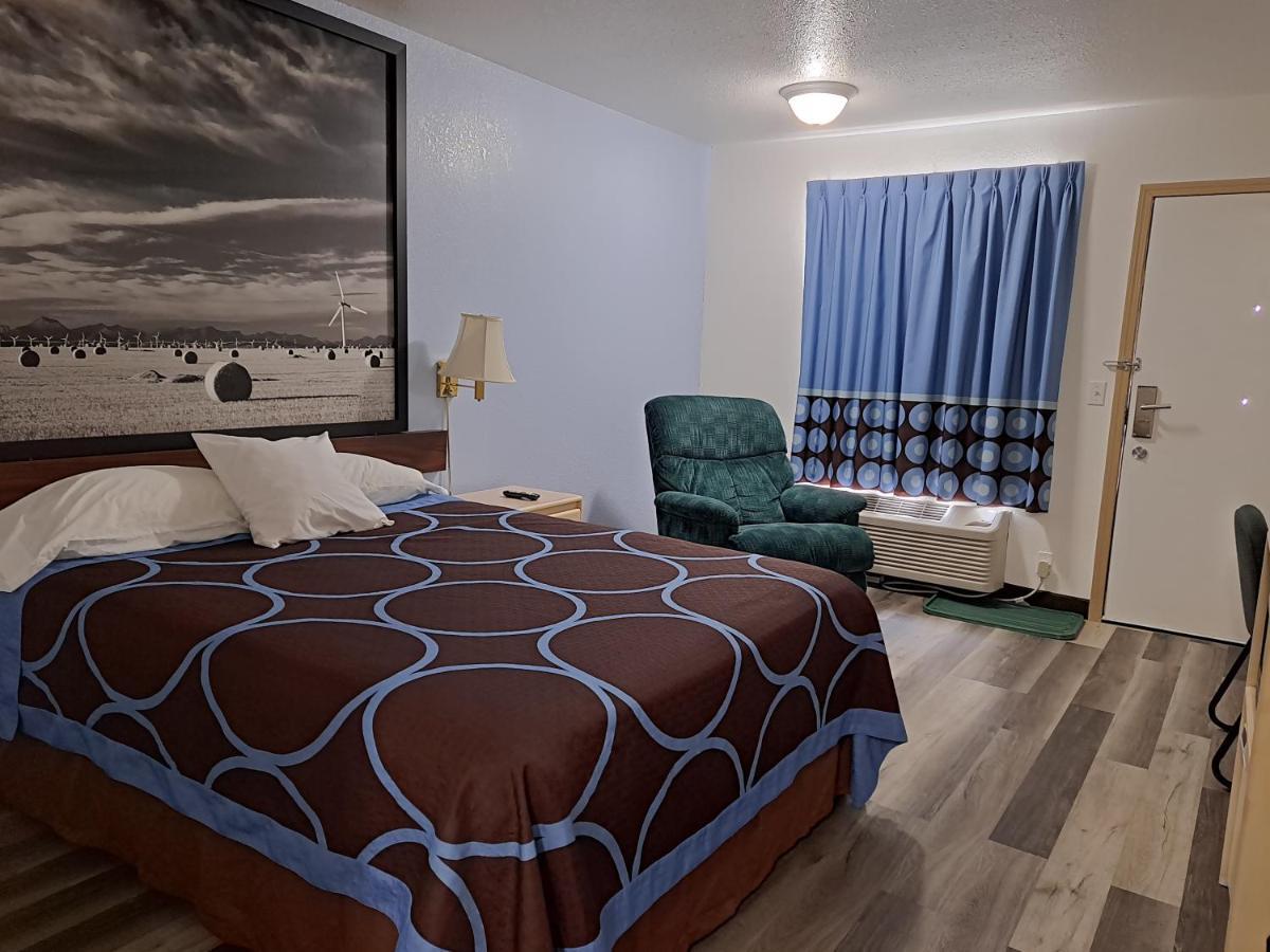 Super 8 By Wyndham Three Hills Ab Hotel Екстериор снимка