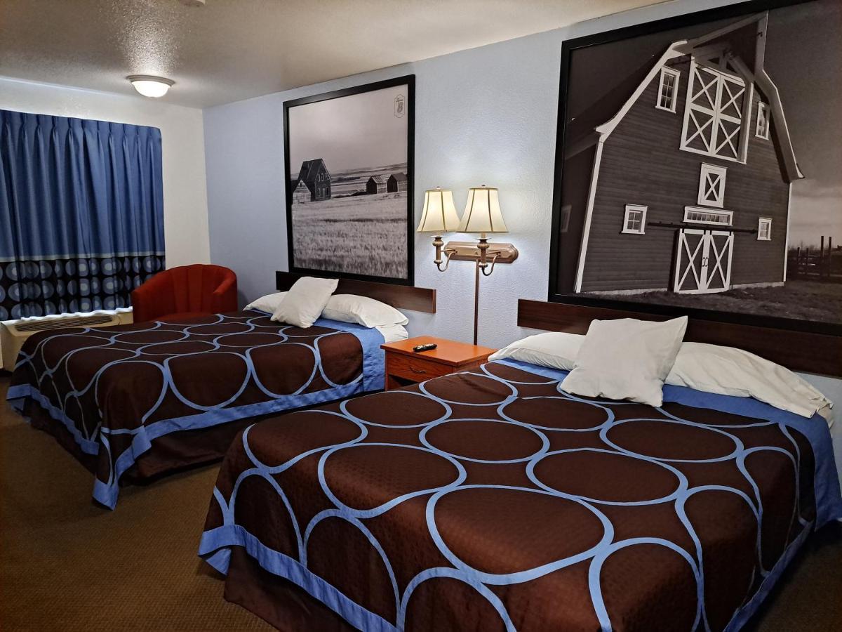 Super 8 By Wyndham Three Hills Ab Hotel Екстериор снимка