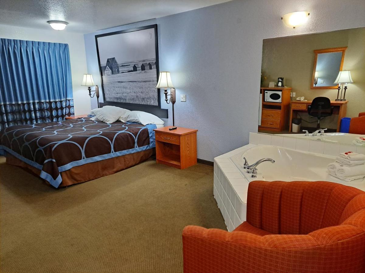 Super 8 By Wyndham Three Hills Ab Hotel Екстериор снимка