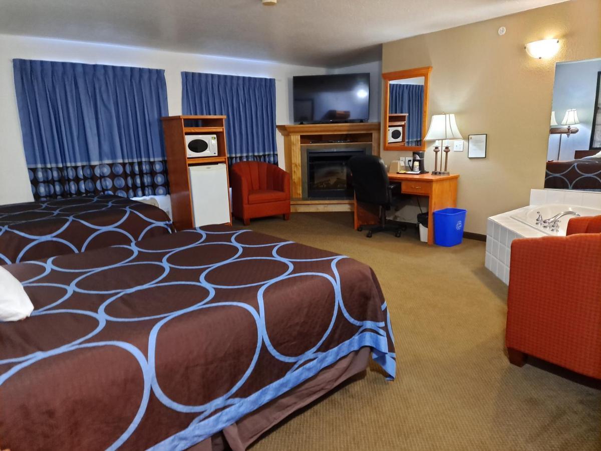 Super 8 By Wyndham Three Hills Ab Hotel Екстериор снимка