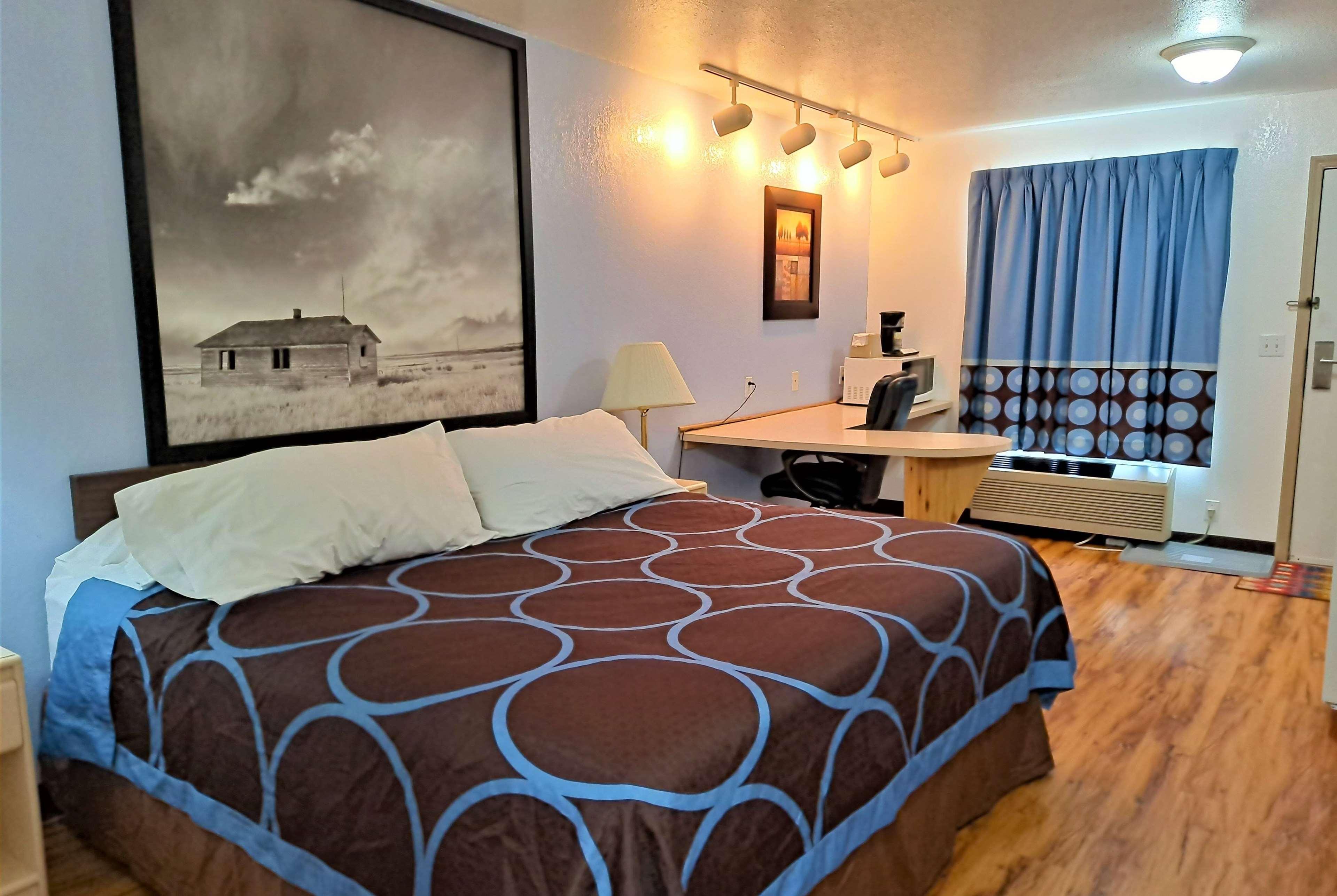 Super 8 By Wyndham Three Hills Ab Hotel Екстериор снимка