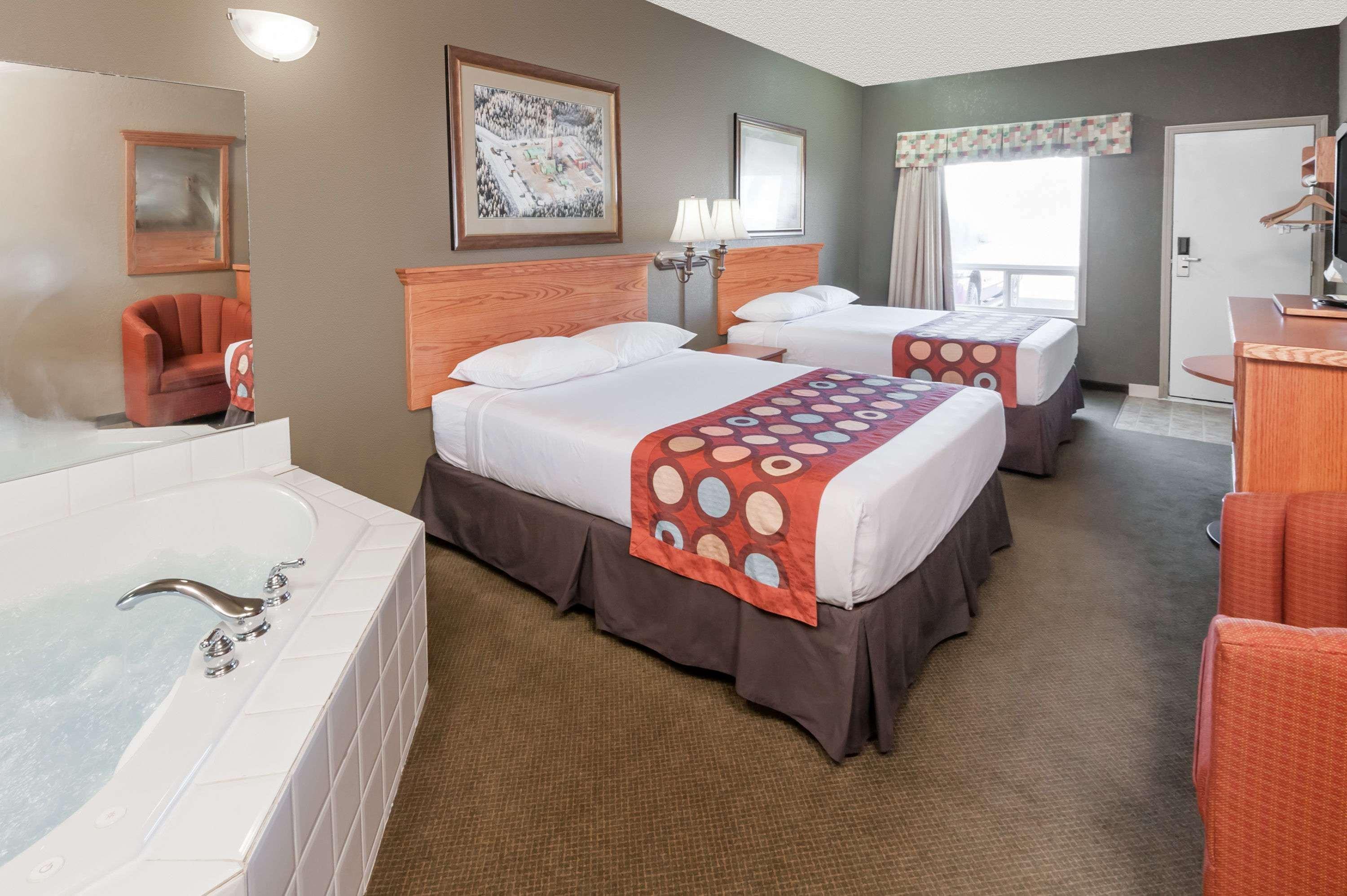 Super 8 By Wyndham Three Hills Ab Hotel Екстериор снимка