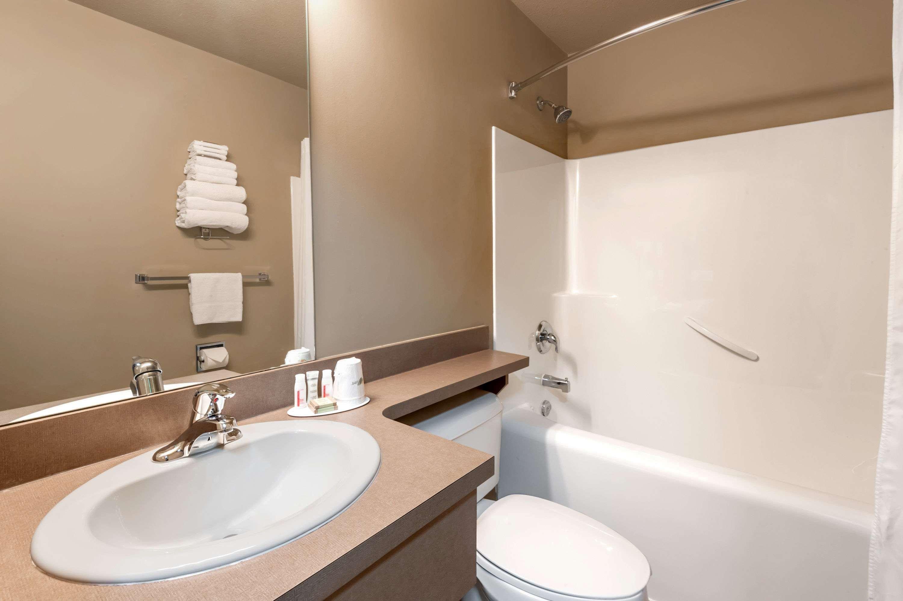 Super 8 By Wyndham Three Hills Ab Hotel Екстериор снимка