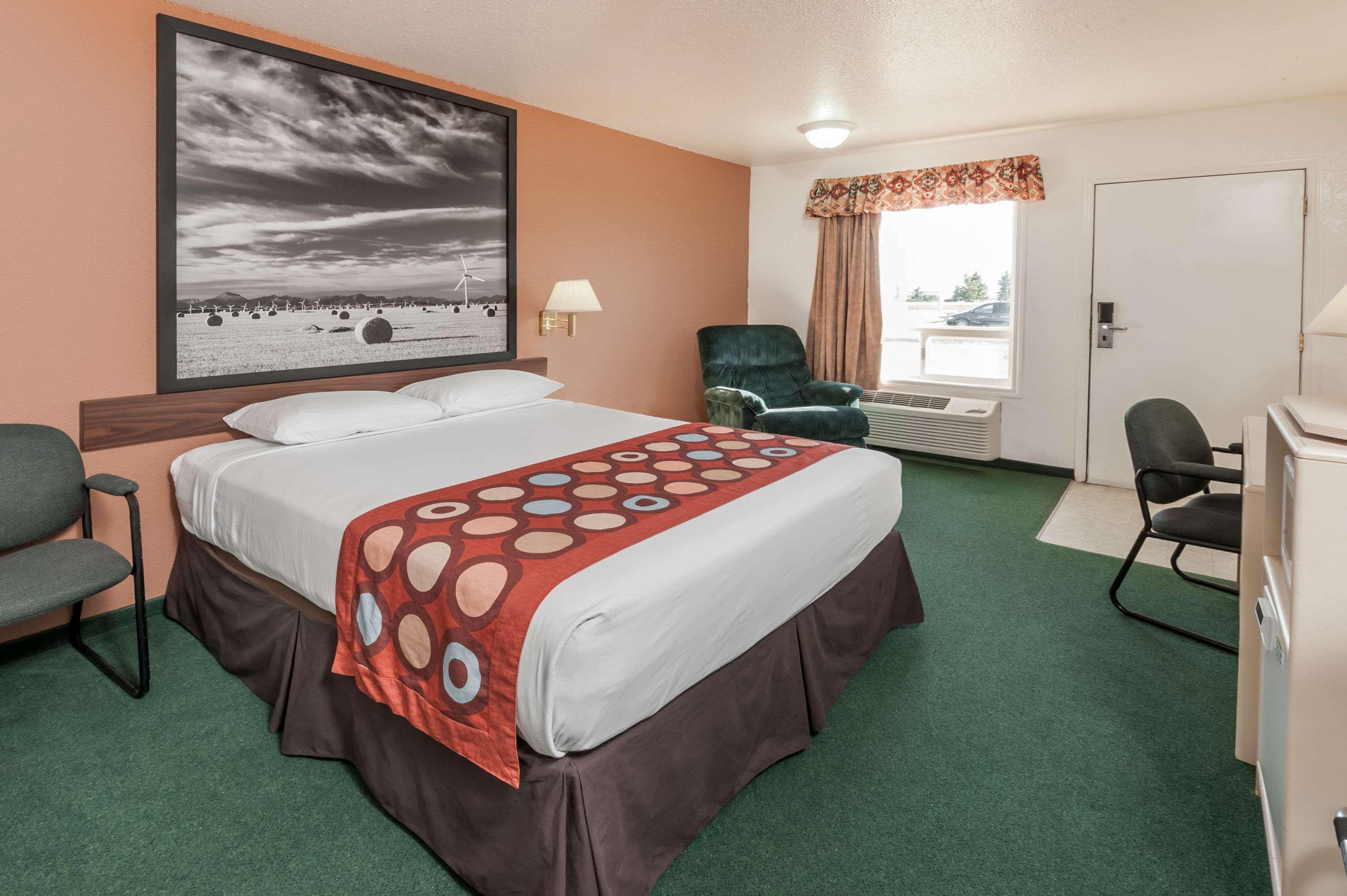 Super 8 By Wyndham Three Hills Ab Hotel Екстериор снимка
