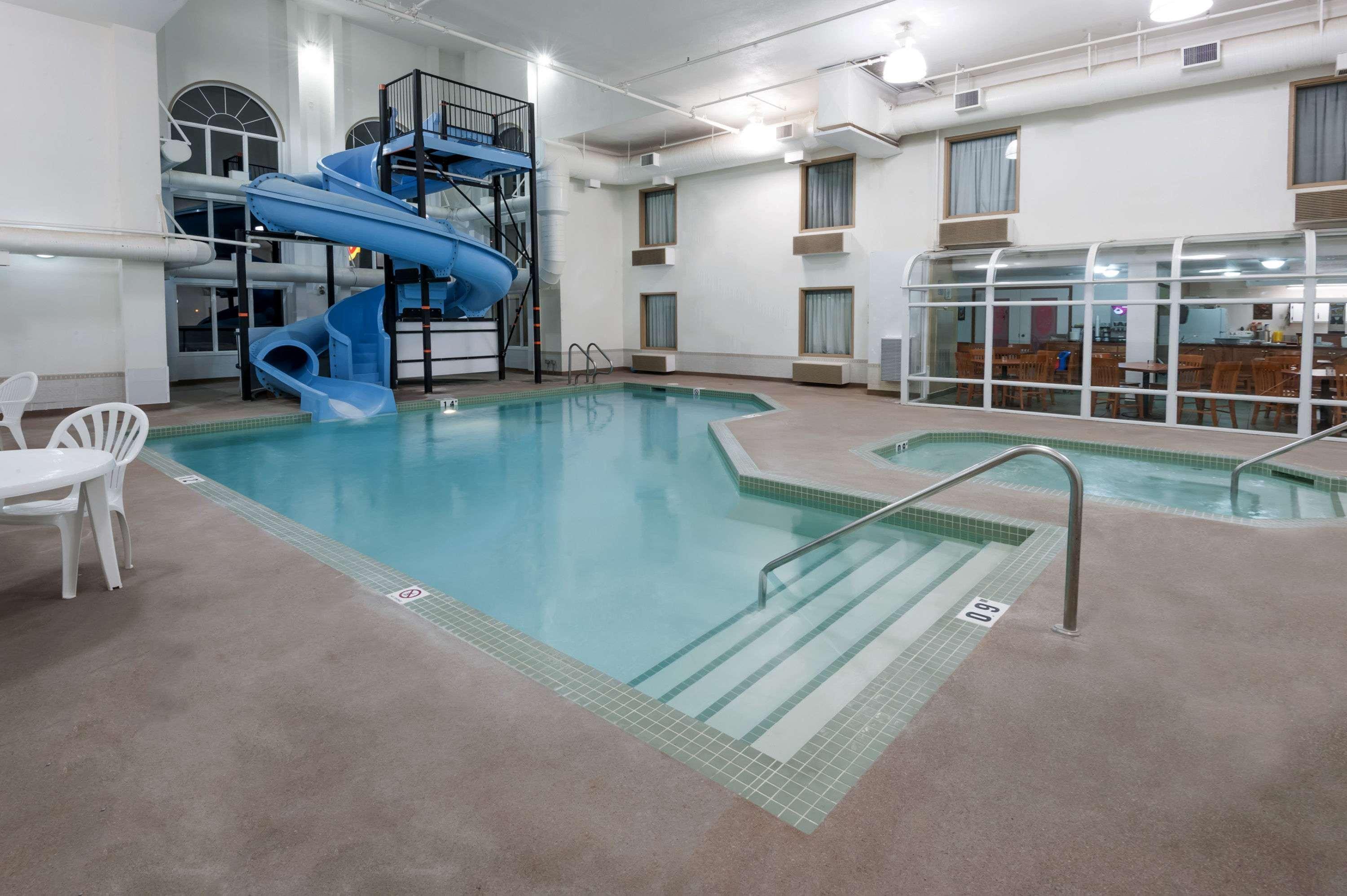Super 8 By Wyndham Three Hills Ab Hotel Екстериор снимка