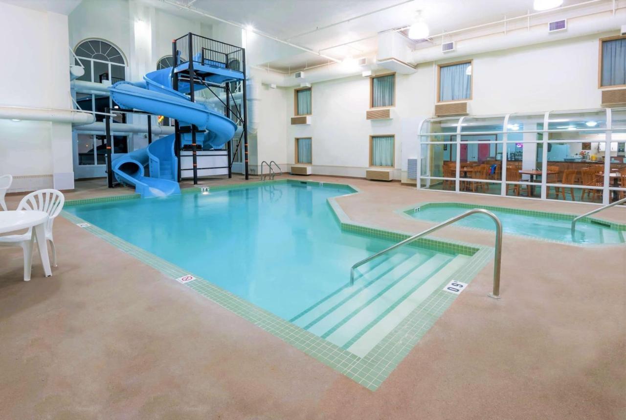 Super 8 By Wyndham Three Hills Ab Hotel Екстериор снимка